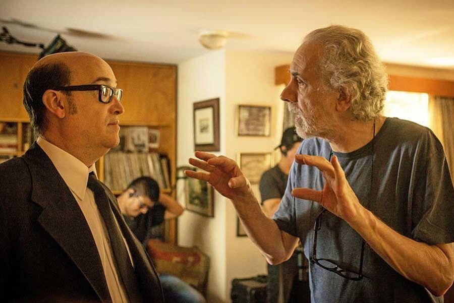 Fernando Trueba da instrucciones a Javier Cámara durante el rodaje de 'El olvido que seremos'.