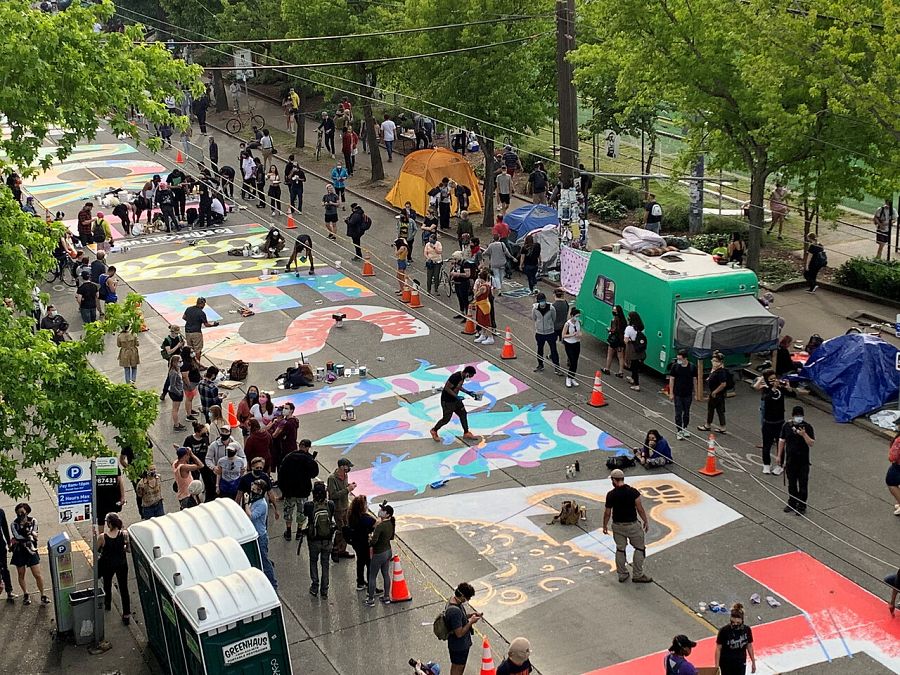 Los manifestantes pintan un mural en las calles de la "Zona autónoma libre de policías"