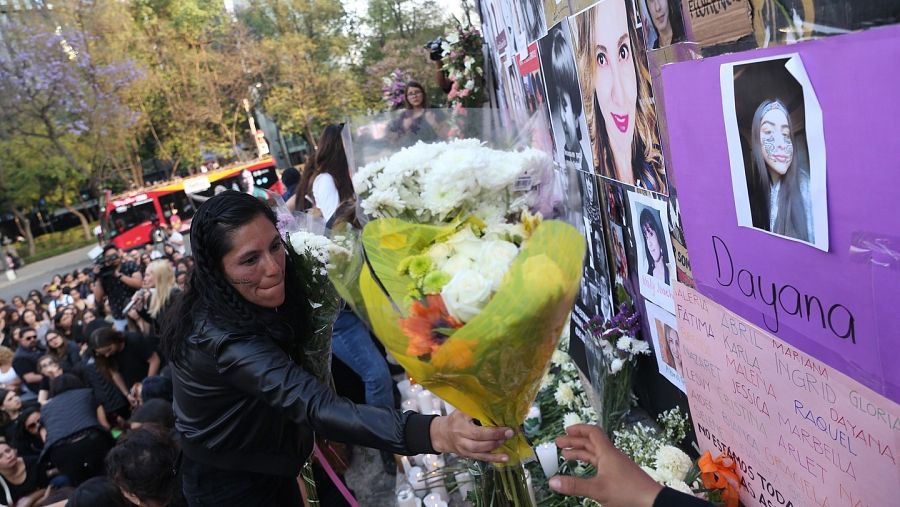 Grupo de manifestantes colocan una ofrenda a todas las víctimas de feminicidio en Ciudad de México (México)