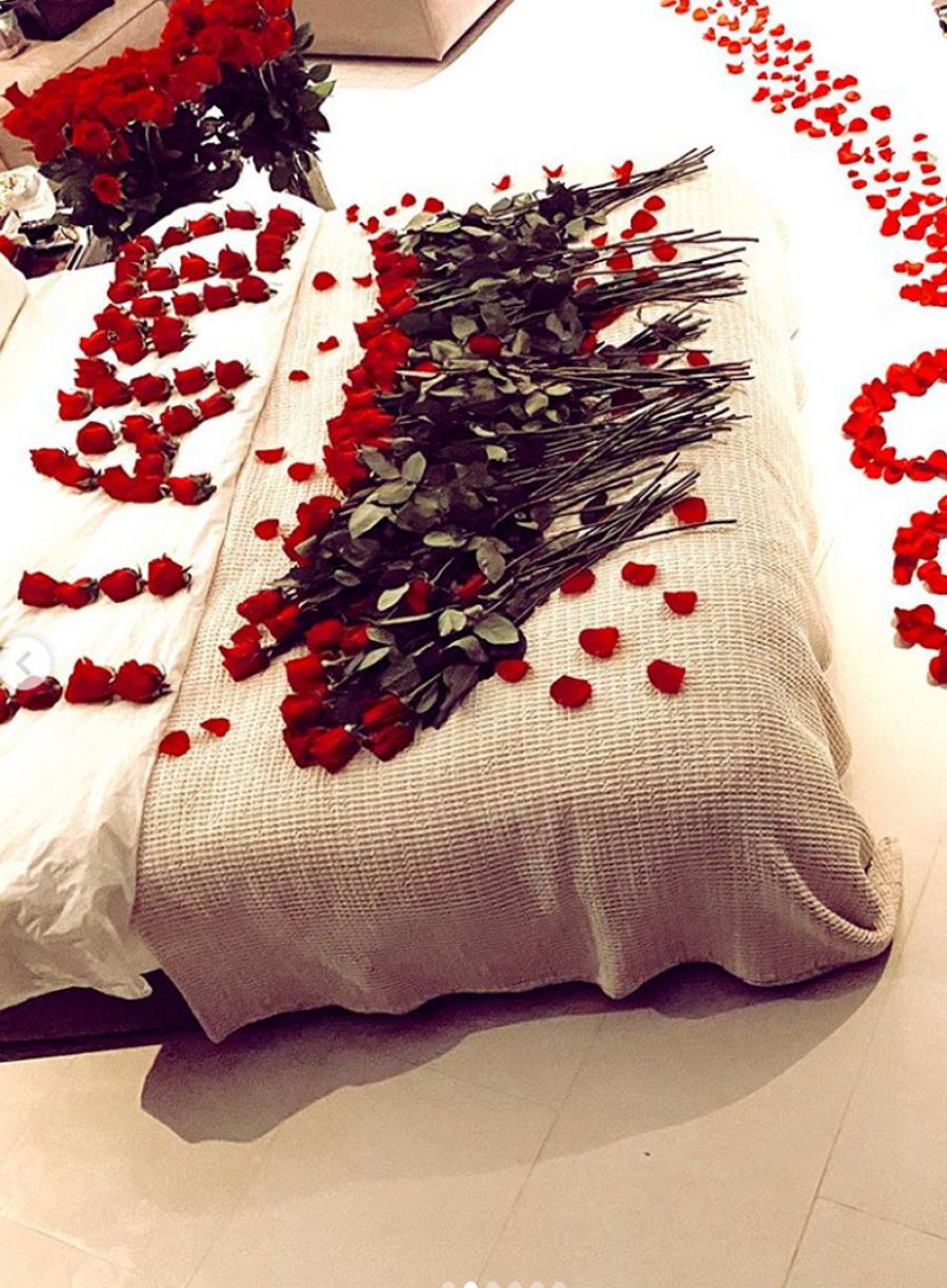 Morata llena de rosas la cama que comparte con Alice Campello por su aniversario