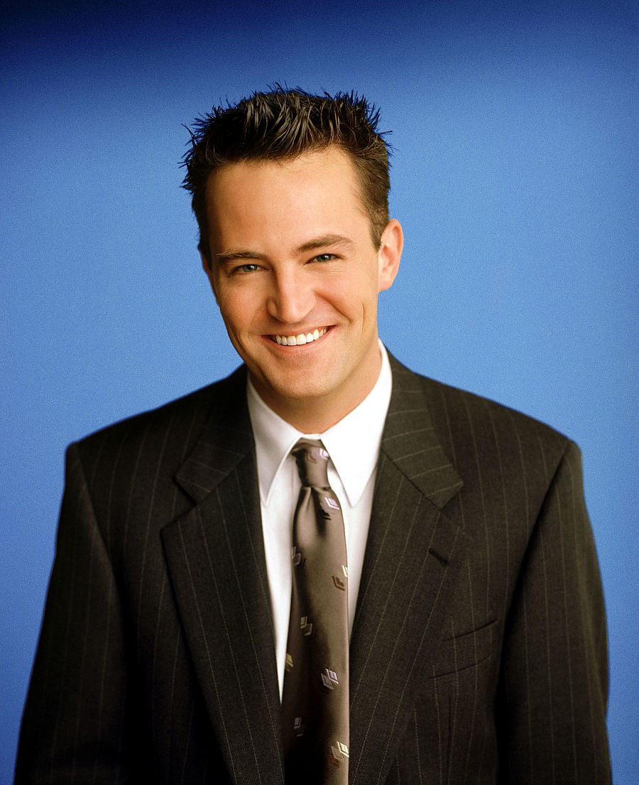 EL ACTOR MATTHEW PERRY DURANTE UN POSADO PROMOCIONAL DE LA SERIE DE TELEVISION " FRIENDS " EN HOLLYWOOD
