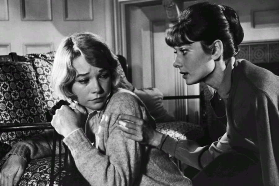 Audrey Hepburn y Shirley MacLane sufren en 'La calumnia' (1969)