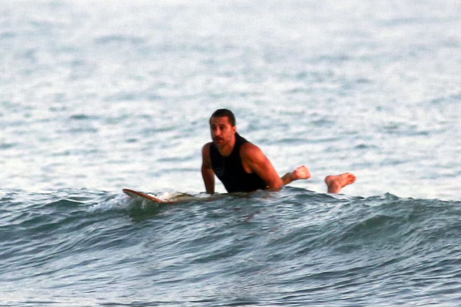 Hugo Silva hace surf en la playa