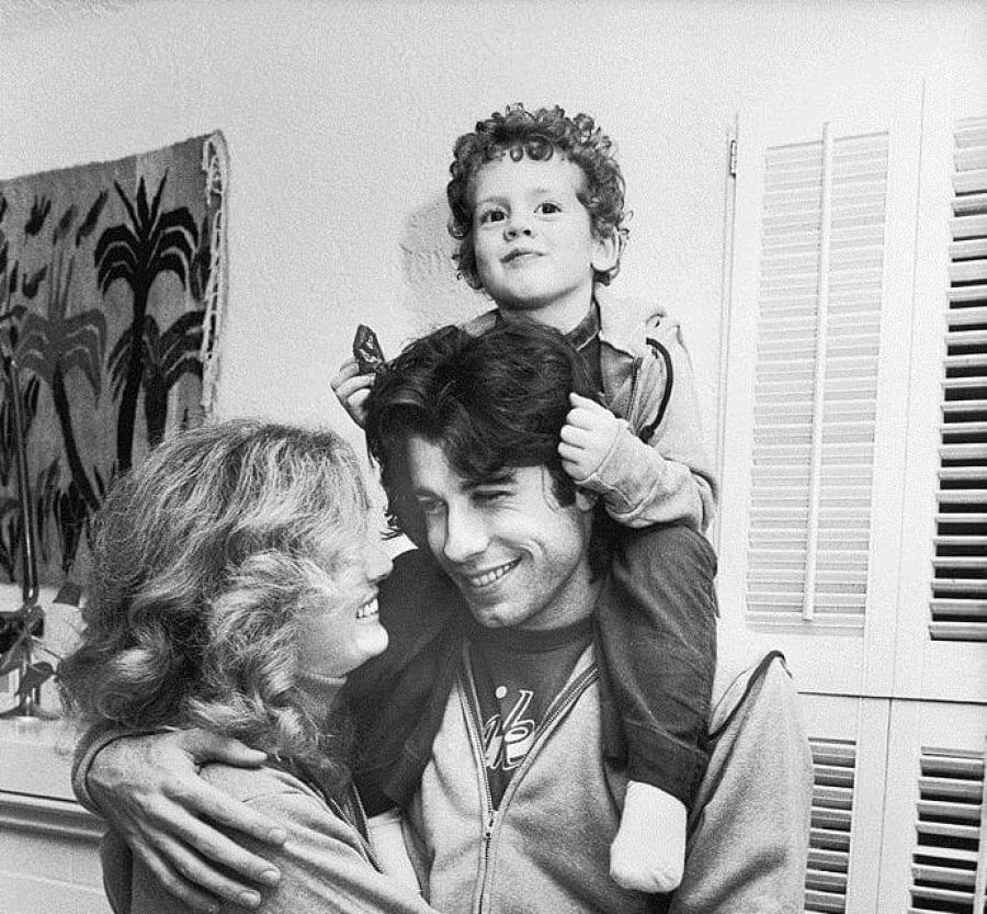 John Travolta (22) y Diana Hyland (40) junto al hijo de ella