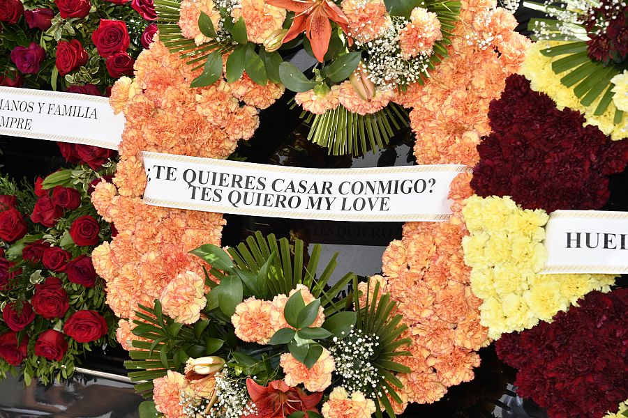 Paz Padilla le dedica esta cariñosa corona de flores a su marido Juan Vidal en su entierro en la que se puede leer: ""¿Te quieres casar conmigo? Tes quiero my love"