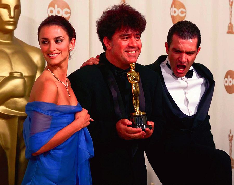 Penélope Cruz junto a Antonio Banderas y Pedro Almódovar cuando ganó el Oscar a Mejor Película de habla extranjera por "Todo sobre mi madre"