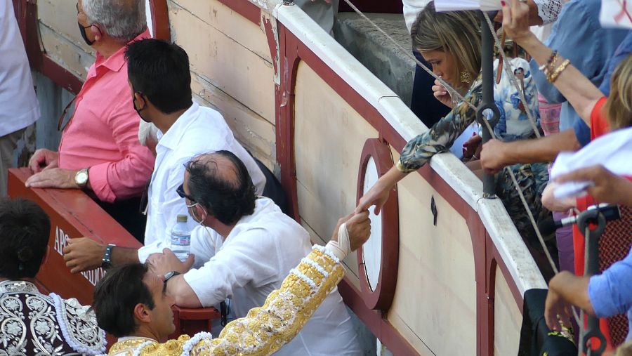 Enrique Ponce tranquiliza a Ana Soria tras la cogida