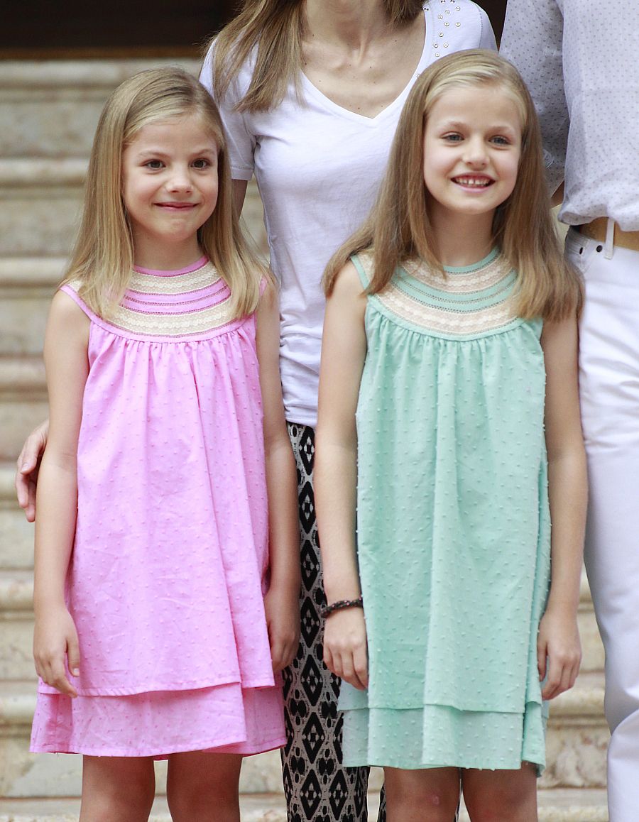 Sofía y Leonor durante el posado de la Familia Real en Mallorca en el verano de 2014