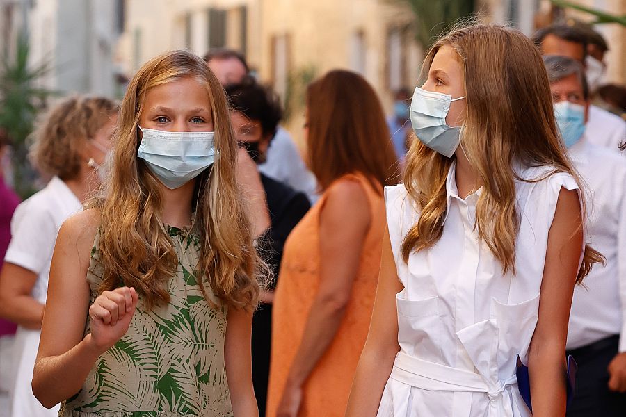Leonor y Sofía con mascarilla visitan el pueblo de Petra en 2020