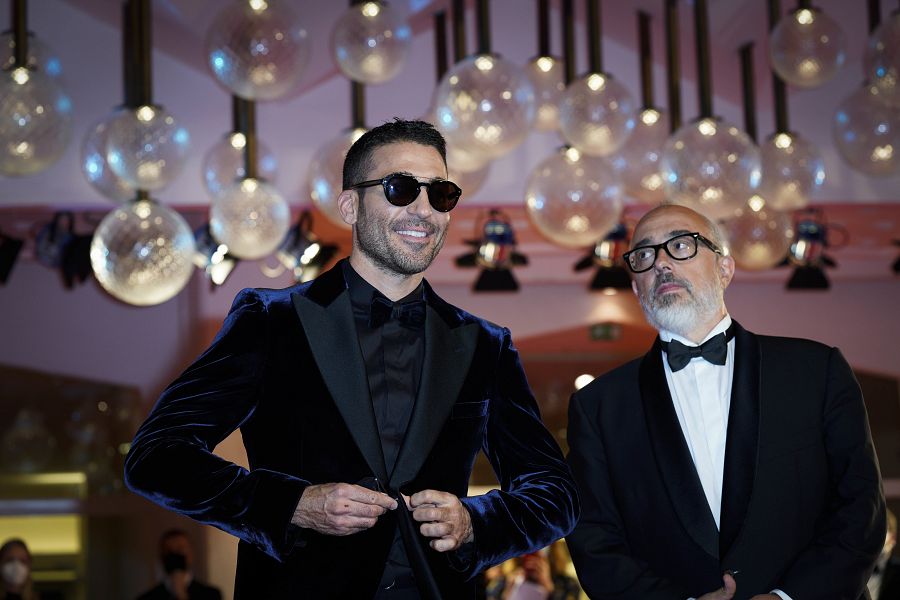 Miguel Ángel Silvestre junto a Álex de la Iglesia en la premiere de "30 monedas"