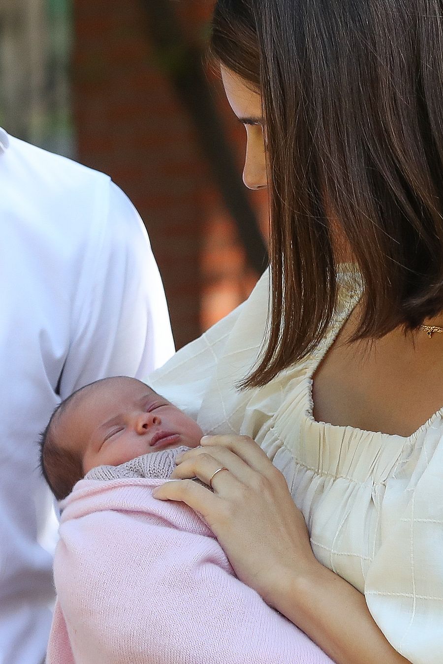 Rosario, futura duquesa de Alba, en brazos de su madre