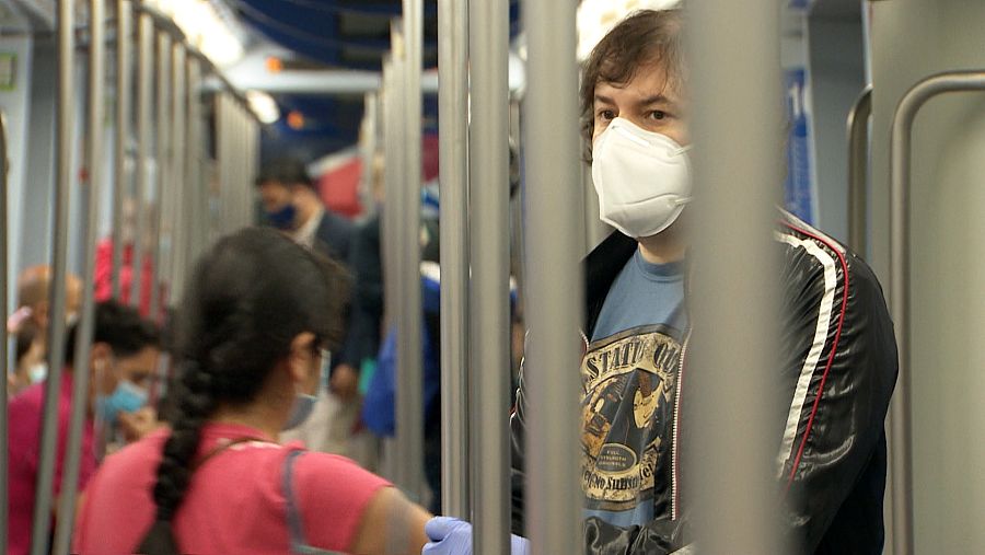 David Barranco, en el vagón de metro que lo lleva a diario de Leganés a Chamberí.