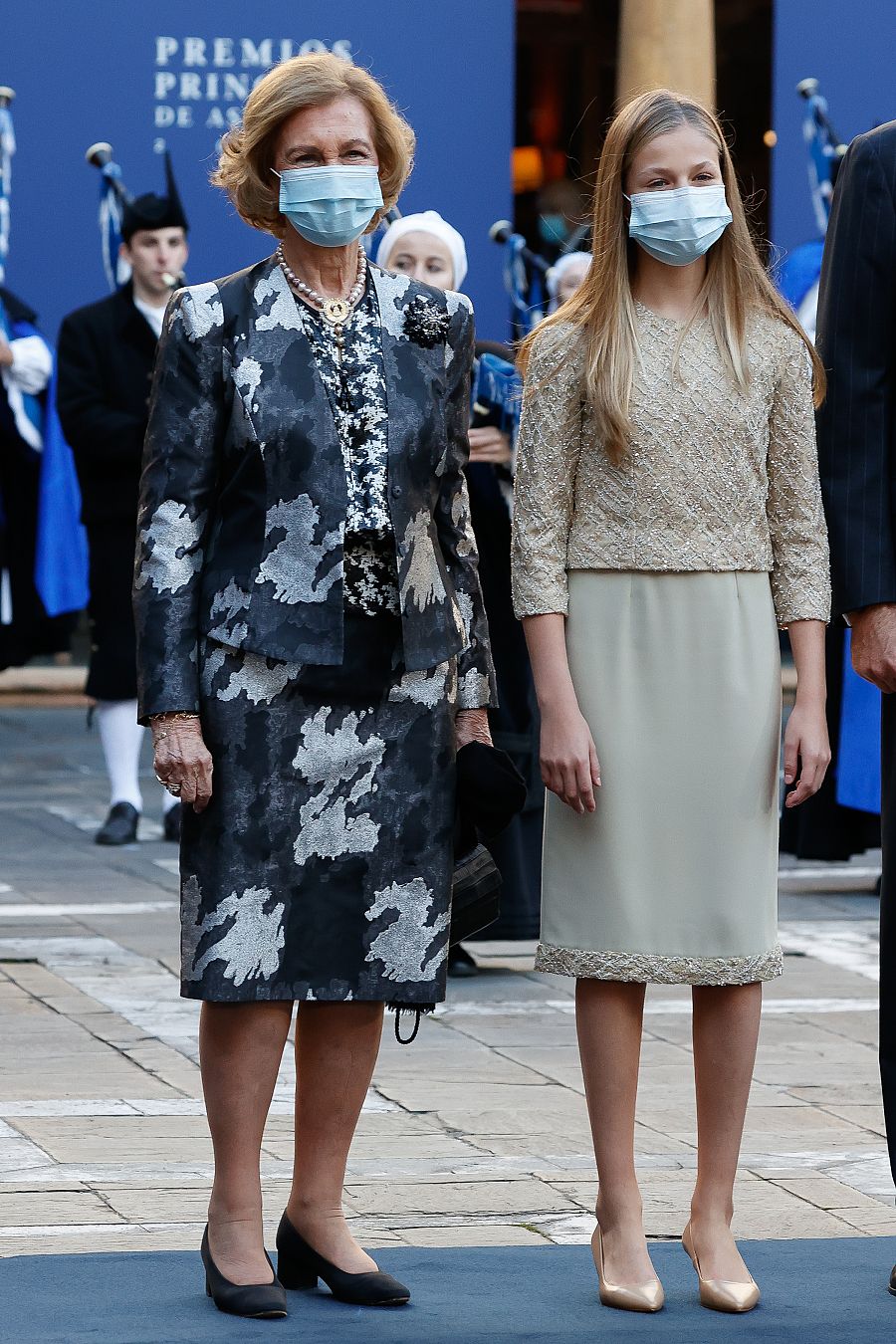 Doña Sofía con la princesa Leonor a su llegada a los Premios