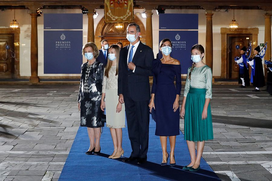 Los reyes Felipe VI y Letizia, acompañados de la reina Sofía, la princesa Leonor y la infanta Sofía, a su salida de la ceremonia de entrega de los Premios Princesa de Asturias