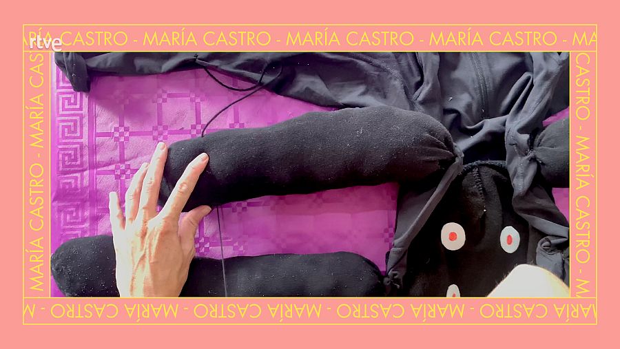 Con una puntada gorda y no demasiado profesional, cogeremos dos patas a cada uno de los lados de la camiseta