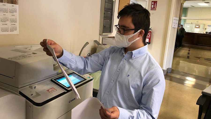 Alfonso, en su trabajo de la Diputación