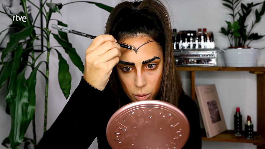 Anabel Mua utiliza un lápiz negro para dibujar los etalles del rostro de Scar