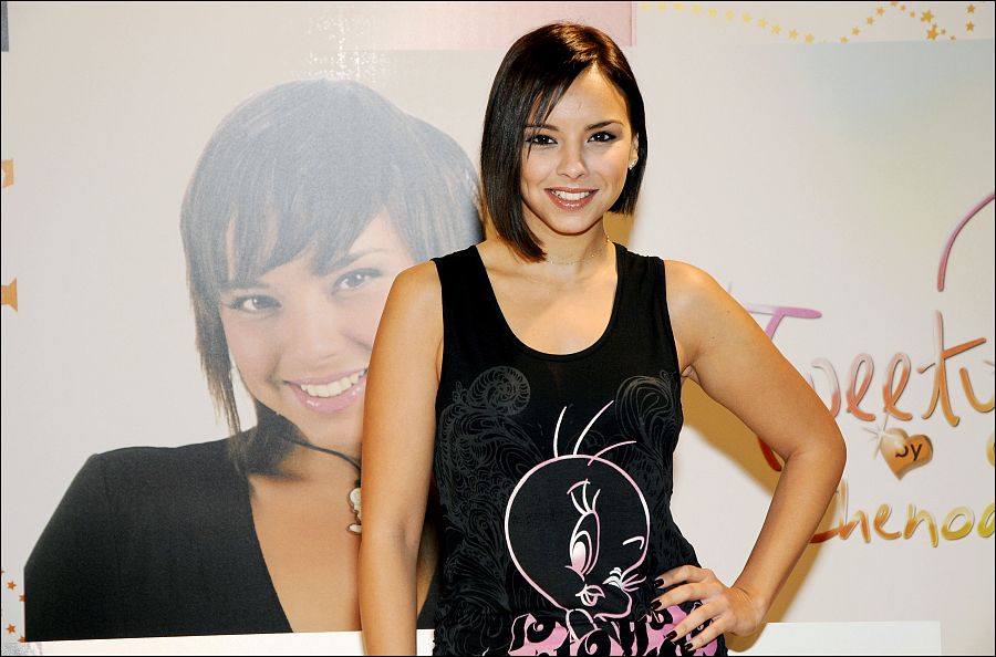 La cantante Chenoa durante la presentación "Tweetie by Chenoa" (2009)