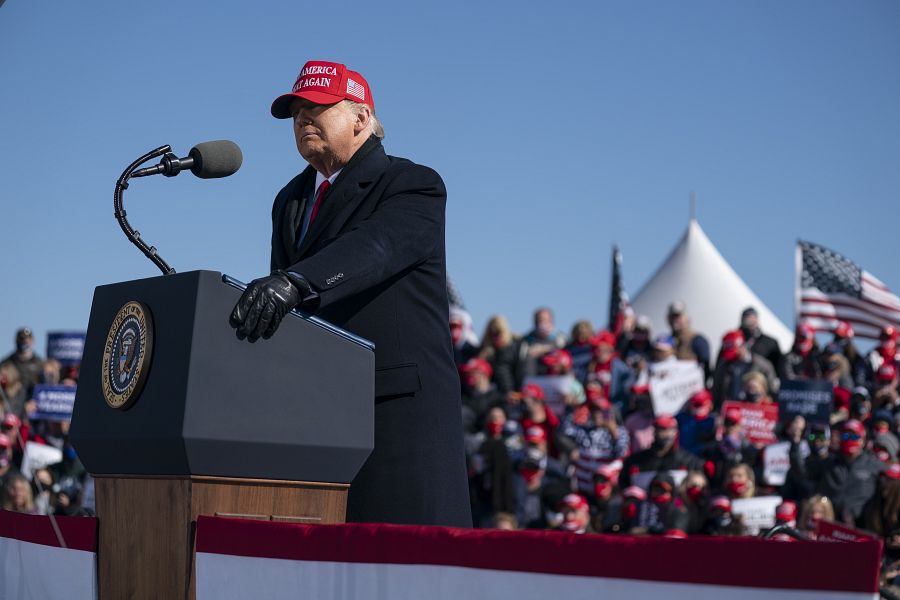 Donald Trump en el último rally republicano en el aeropuerto regional de Fayettville