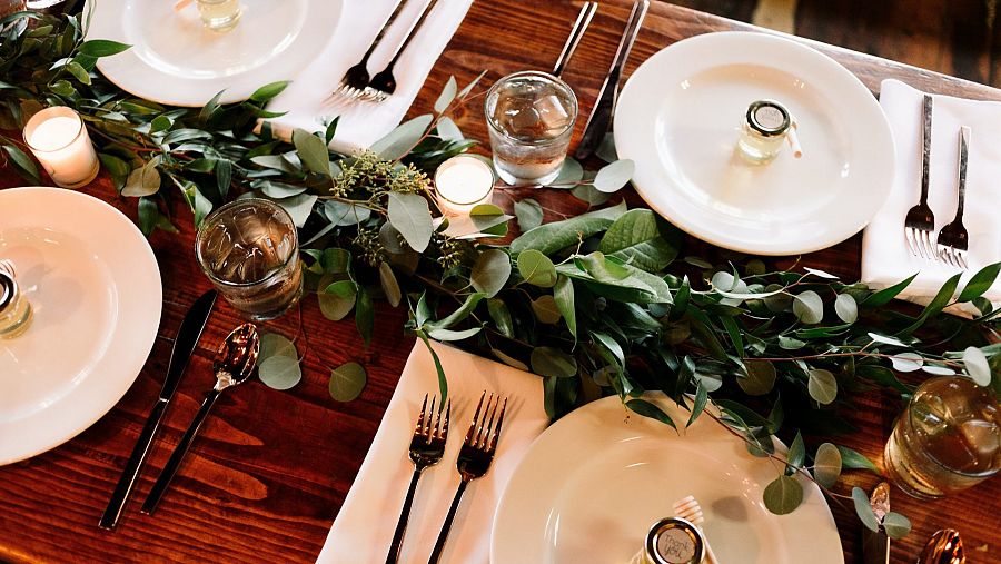 Sentar a tus invitados en una mesa bien decorada será uno de esos placeres que nunca van a olvidar