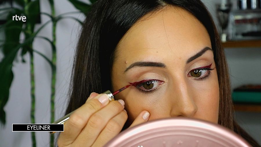 Primero realizamos el eyeliner clásico