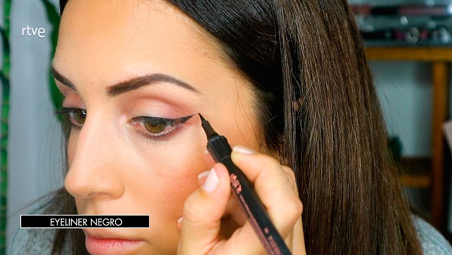 Aplicamos también un eyeliner negro
