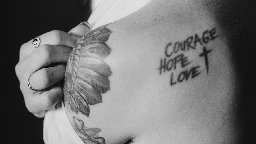 "Courage, hope, love", un tattoo que se hizo cuando estaba pasando por una depresión
