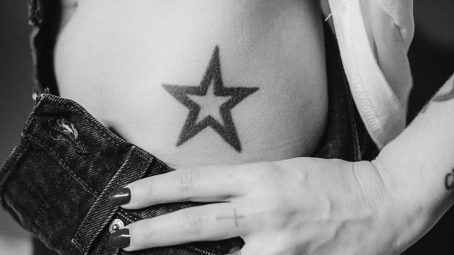 Las estrellas de las caderas se las tatuó por Dani Martín, cantante de "El Canto del Loco"