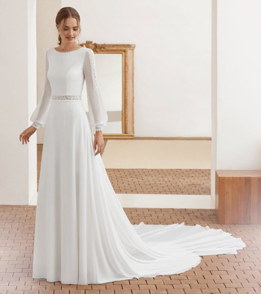 Rosa Clará es líder en el sector nupcial y ha vestido a novias en todo el mundo
