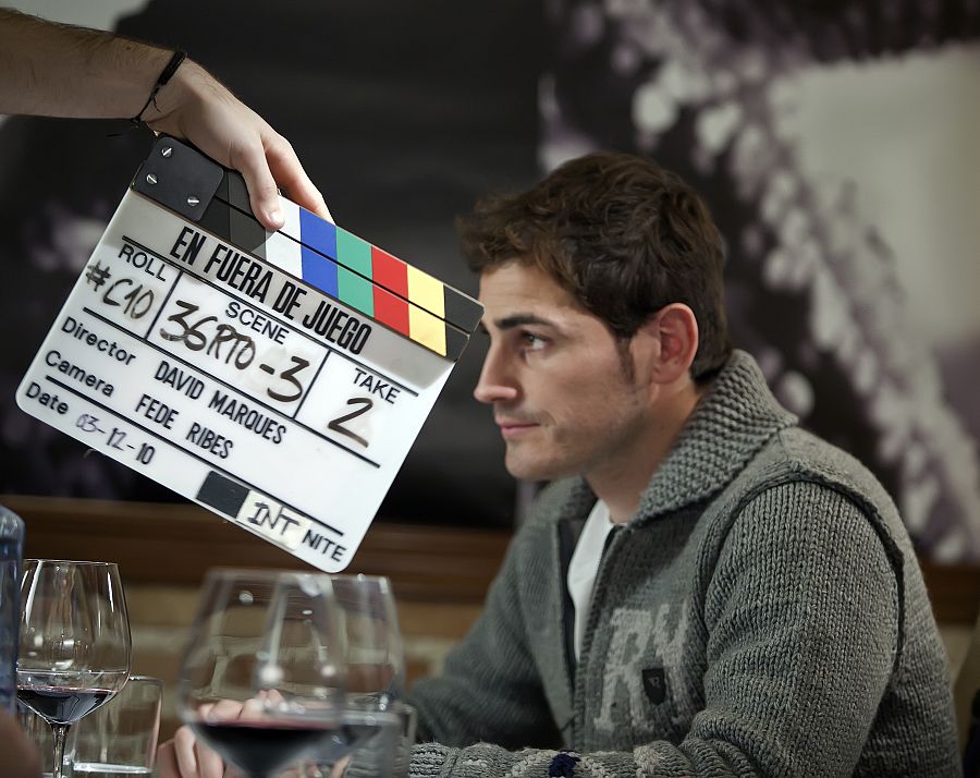 EL FUTBOLISTAS IKER CASILLAS DURANTE EL RODAJE DE LA PELICULA " EN FUERA DE JUEGO ".
