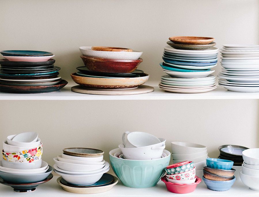 Boles y platos en dos estanterías de cocina
