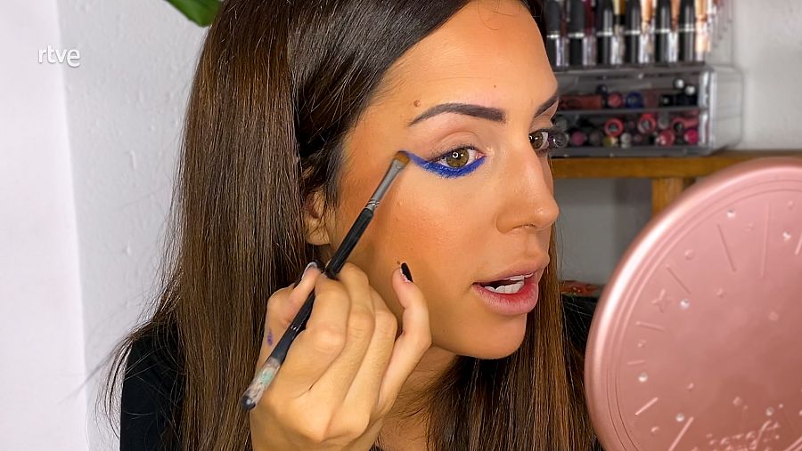 ¿La clave de este look? ¡Difumina con sombra azul!