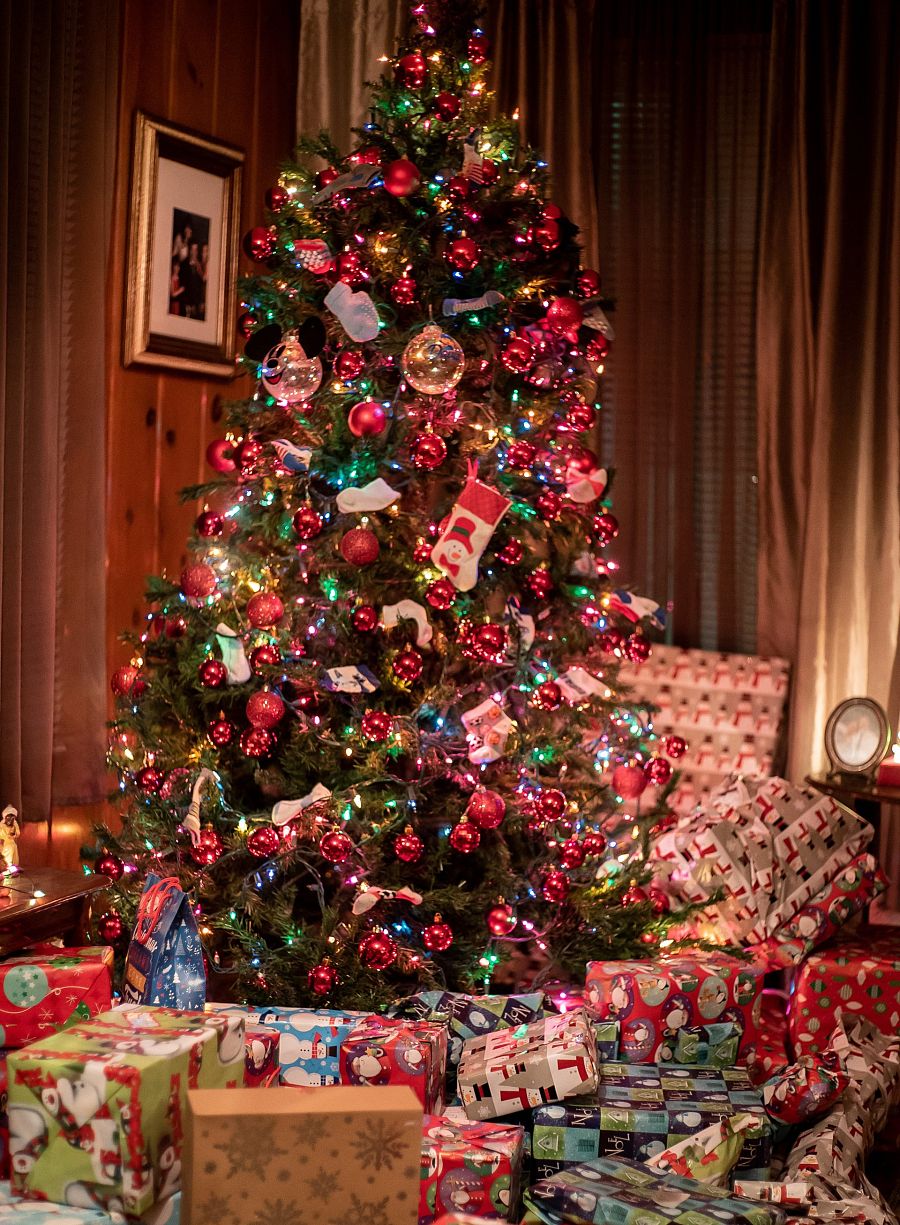 Adornos de distintas tonalidades harán que nuestro árbol quede diferente, original y lleno de fantasía