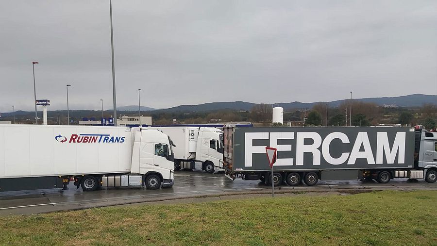 Imatge de camions immobilitzats a La Jonquera pel temporal