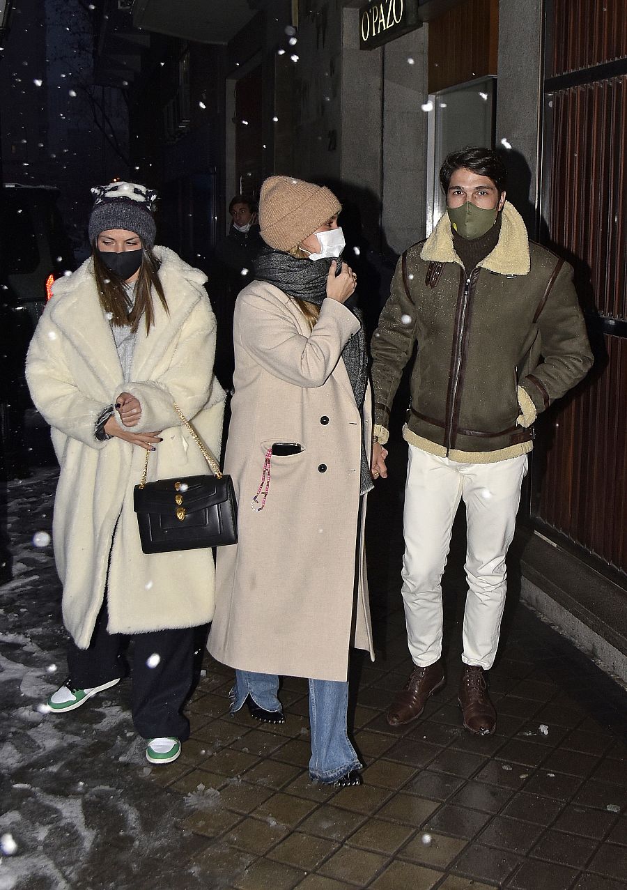 María Pombo y Laura Matamoros, de comida con sus parejas en Madrid