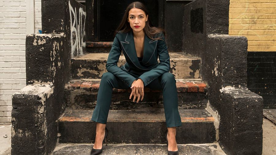 Alexandria Ocasio-Cortez, de Gabriela Hearst y Manolo Blahnik para la revista 'Interview'