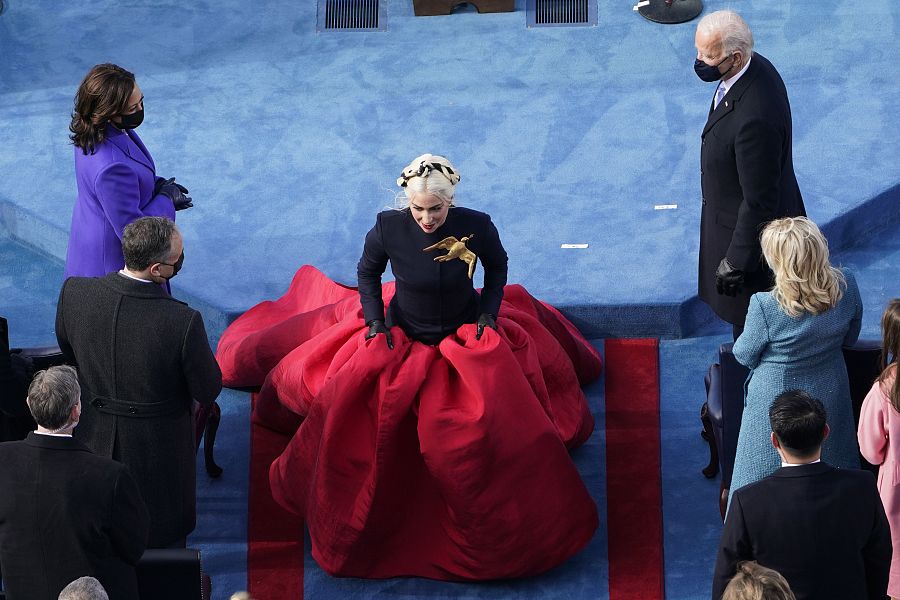 Joe Biden y Kamala Harris observan a Lady Gaga mientras se encamina al escenario