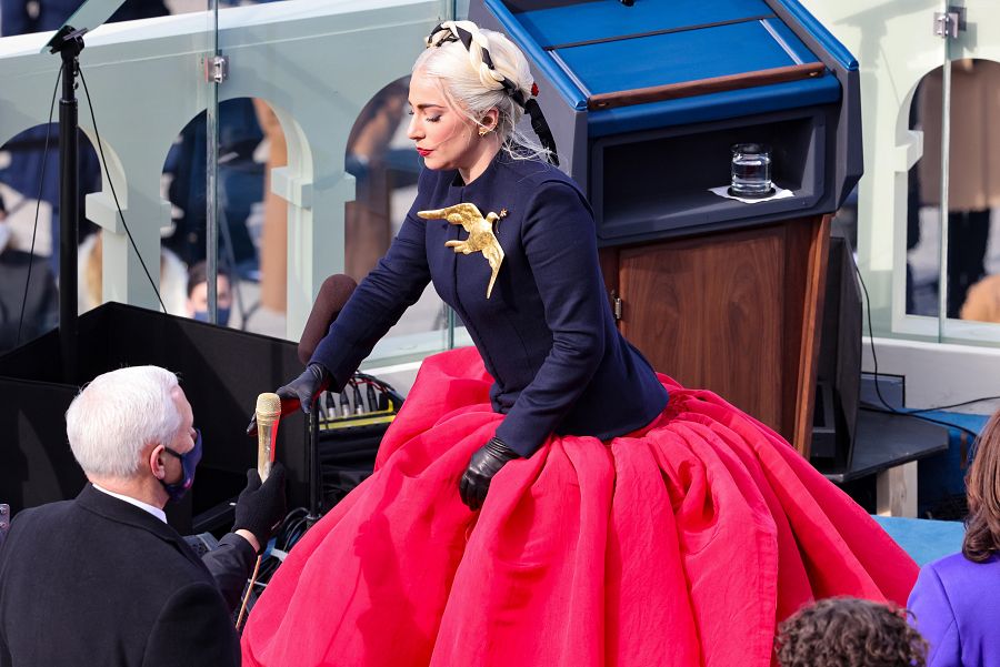 Lady Gaga se dispone a cantar el himno nacional