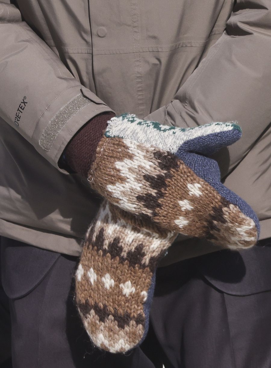 Detalle de los guantes del senador Bernie Sanders en la inauguración de Joe Biden como 46º presidente de EE.UU.