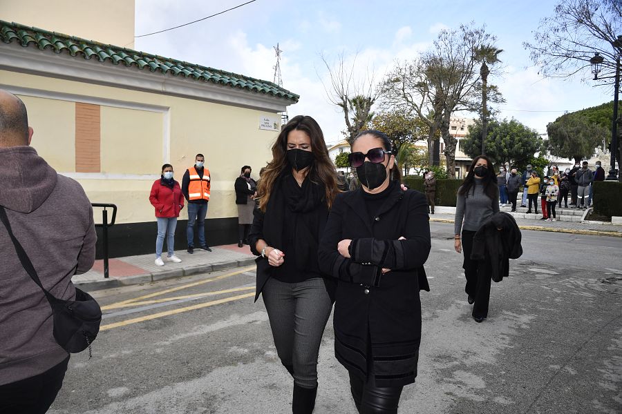 Arancha y Tamara durante el entierro de José Rivera "Riverita" en Barbate.