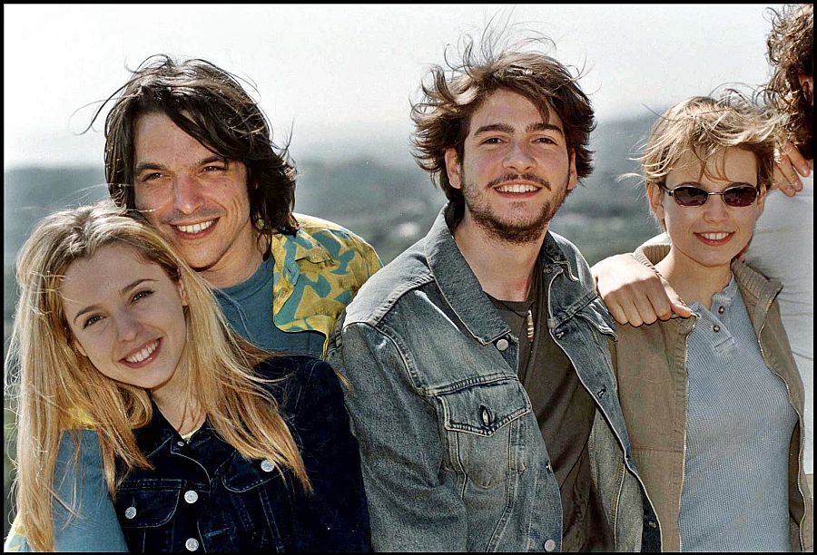 Félix Gómez, junto a Elsa Pataky y otros actores de "Al salir de clase" (2002).