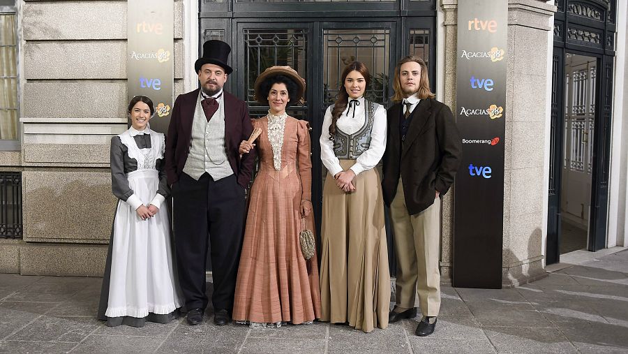 Los actores de "Acacias 38", durante la presentación de la serie