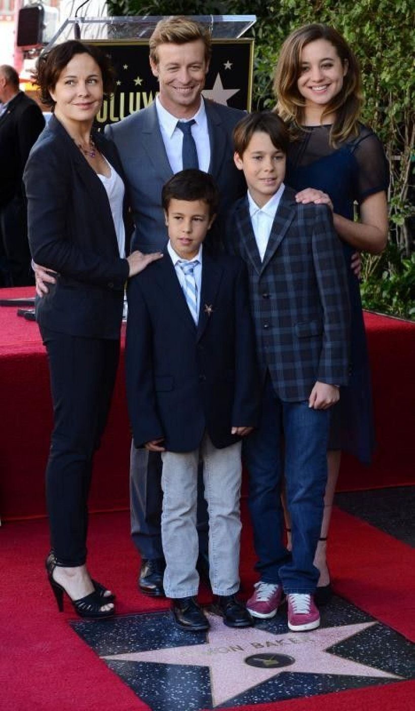 Simon Baker, Rebecca Rigg y sus tres hijos