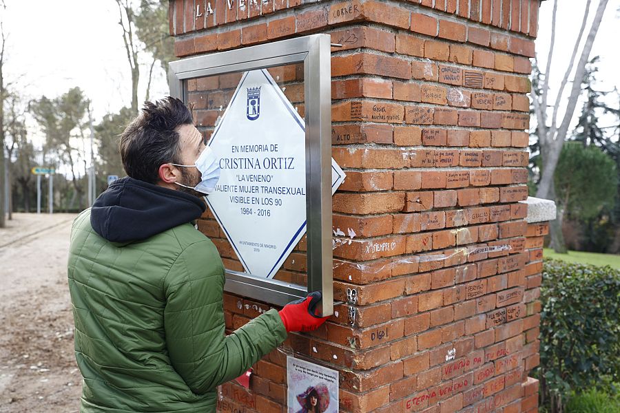 COLOCAN DE NUEVO LA PLACA EN HOMENAJE A CRISTINA " LA VENENO" EN MADRID