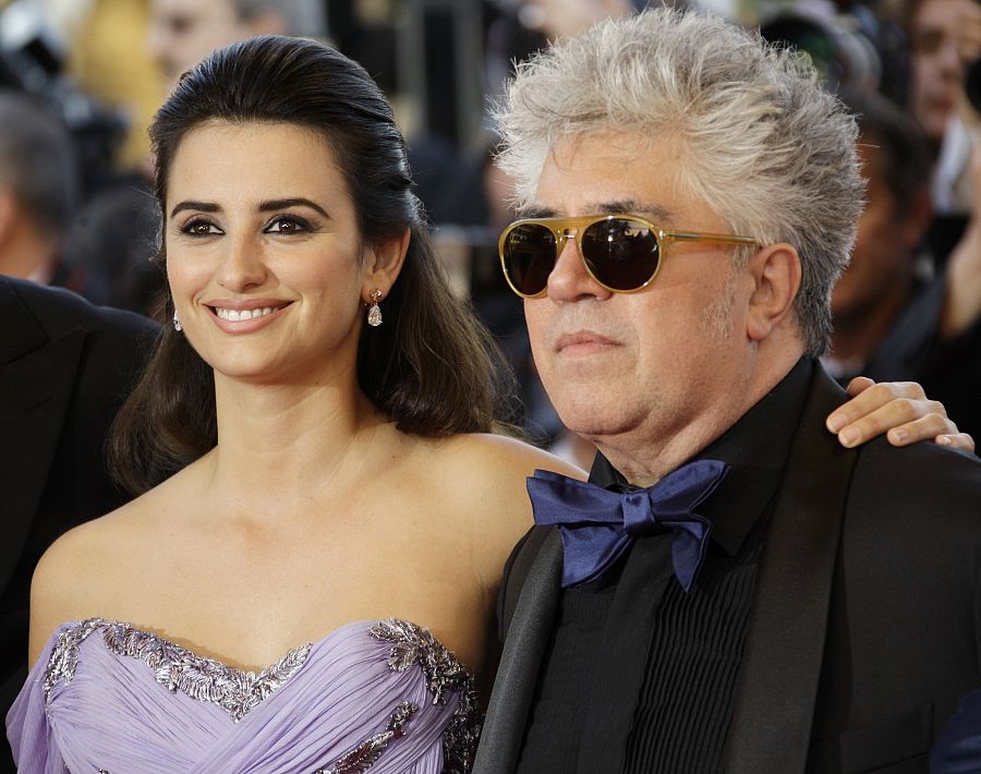 Pedro Almodóvar con Penélope Cruz en la presentación en Cannes de 'Los abrazos rotos'