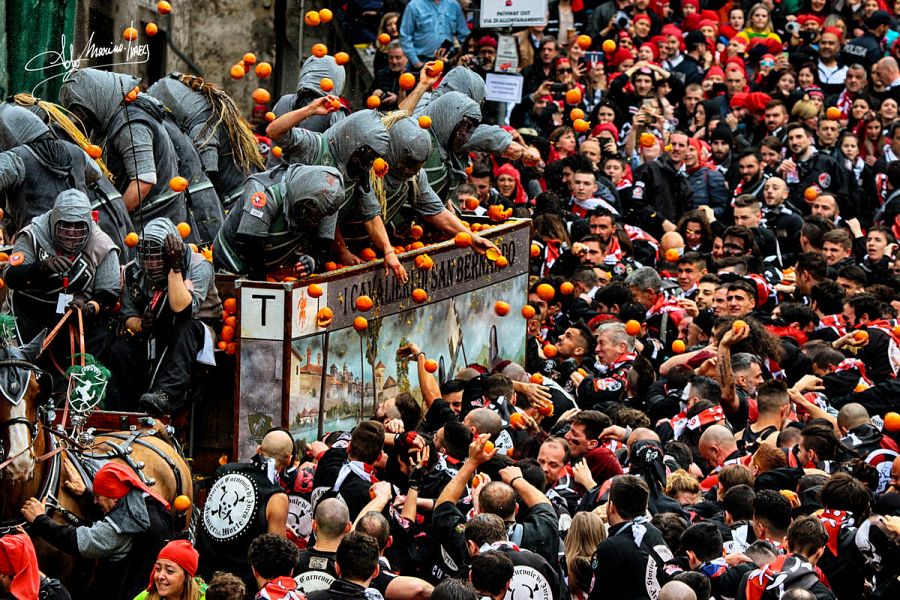 La marabunta de arancieri en la batalla de las naranjas del carnaval de ivrea