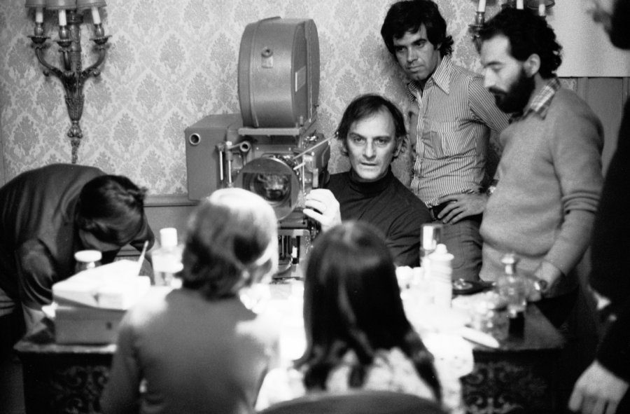Carlos Saura durante el rodaje de 'Cría cuervos' en 1975