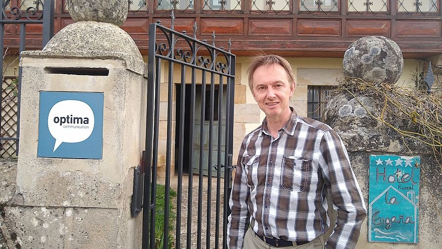 El británico Duncan Holt frente a su negocio en Pedrosa de Valdeporres