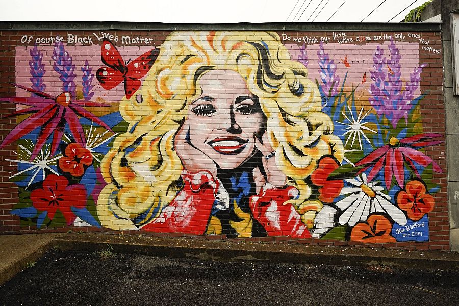 El mural de Dolly Parton diciendo 'Black Lives Matter' en Nashville