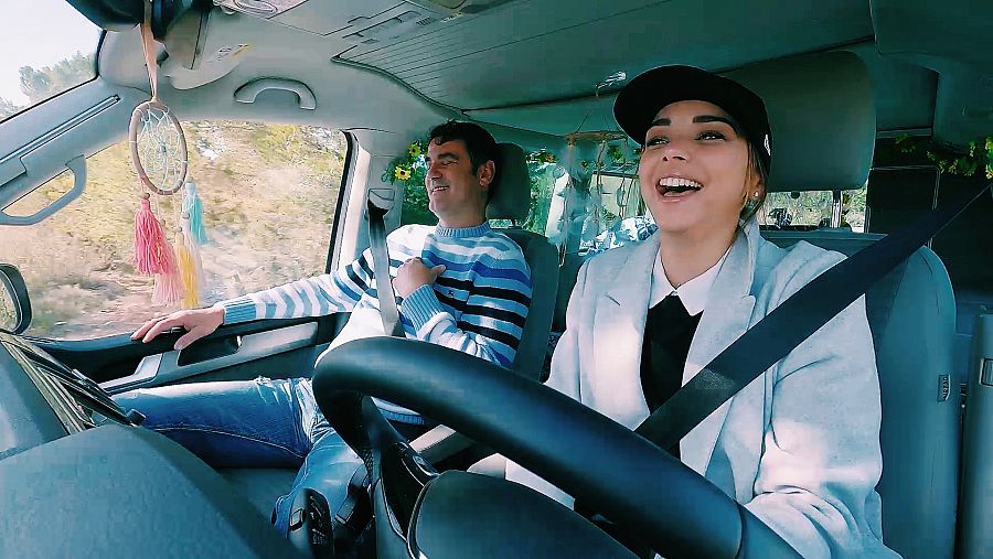 Chenoa conduciendo y Jesús de copiloto en 'Dos parejas y un destino'